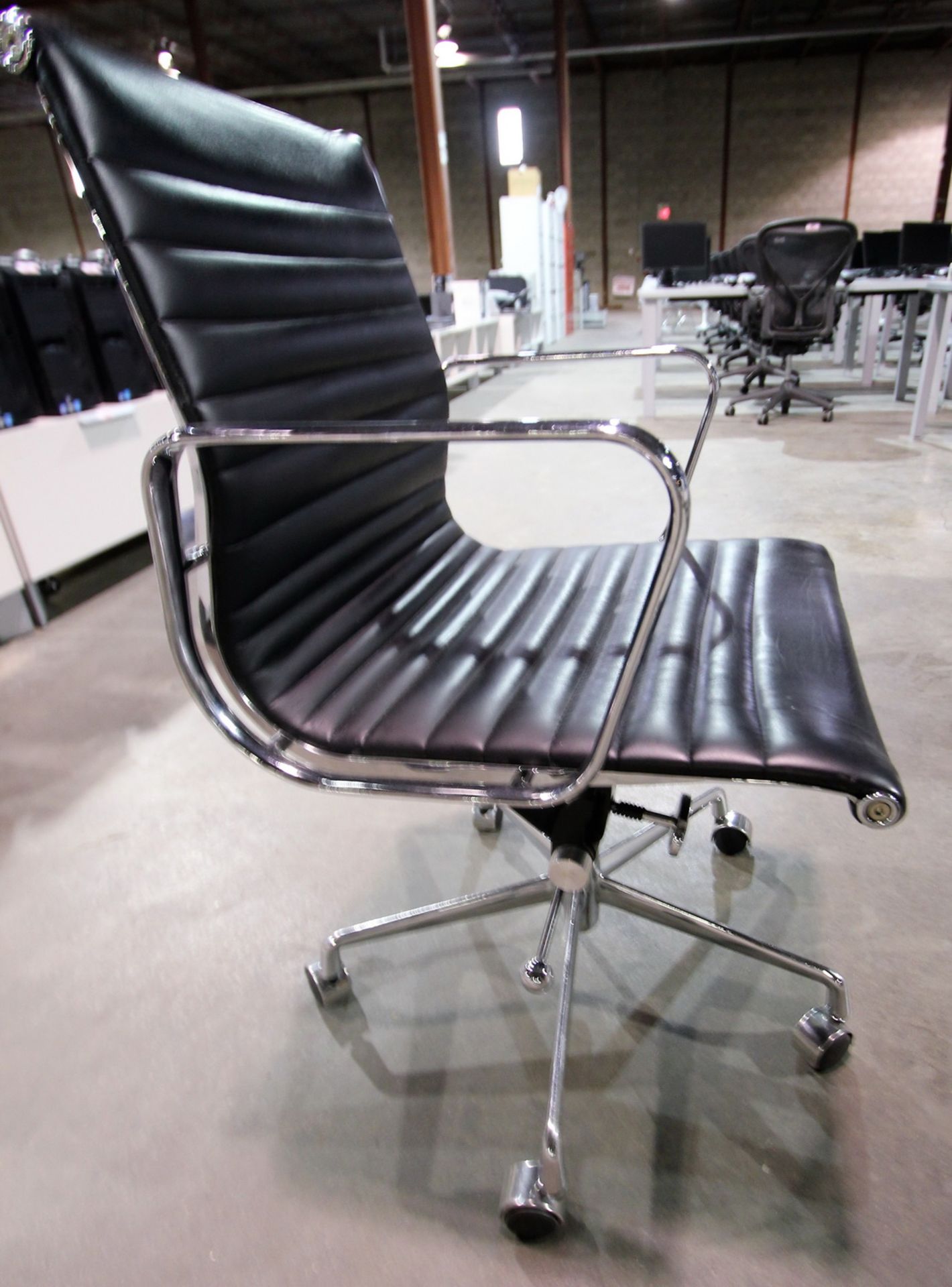 HERMAN MILLER EAMES BLACK LEATHER RIBBED OFFICE CHAIR - Bild 3 aus 3