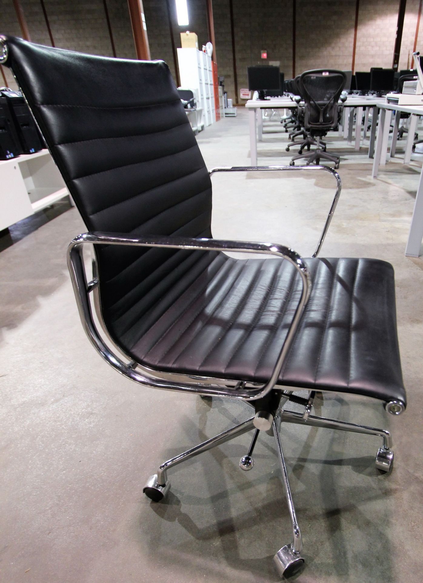 HERMAN MILLER EAMES BLACK LEATHER RIBBED OFFICE CHAIR - Bild 3 aus 4