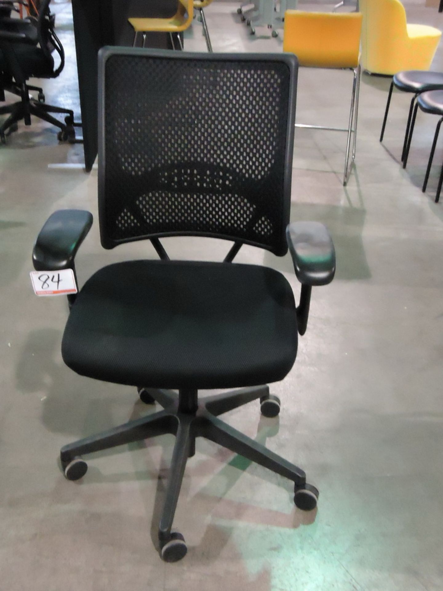 BLACK MESH BACK PNEUMATIC ADJUSTABLE ARM CHAIR