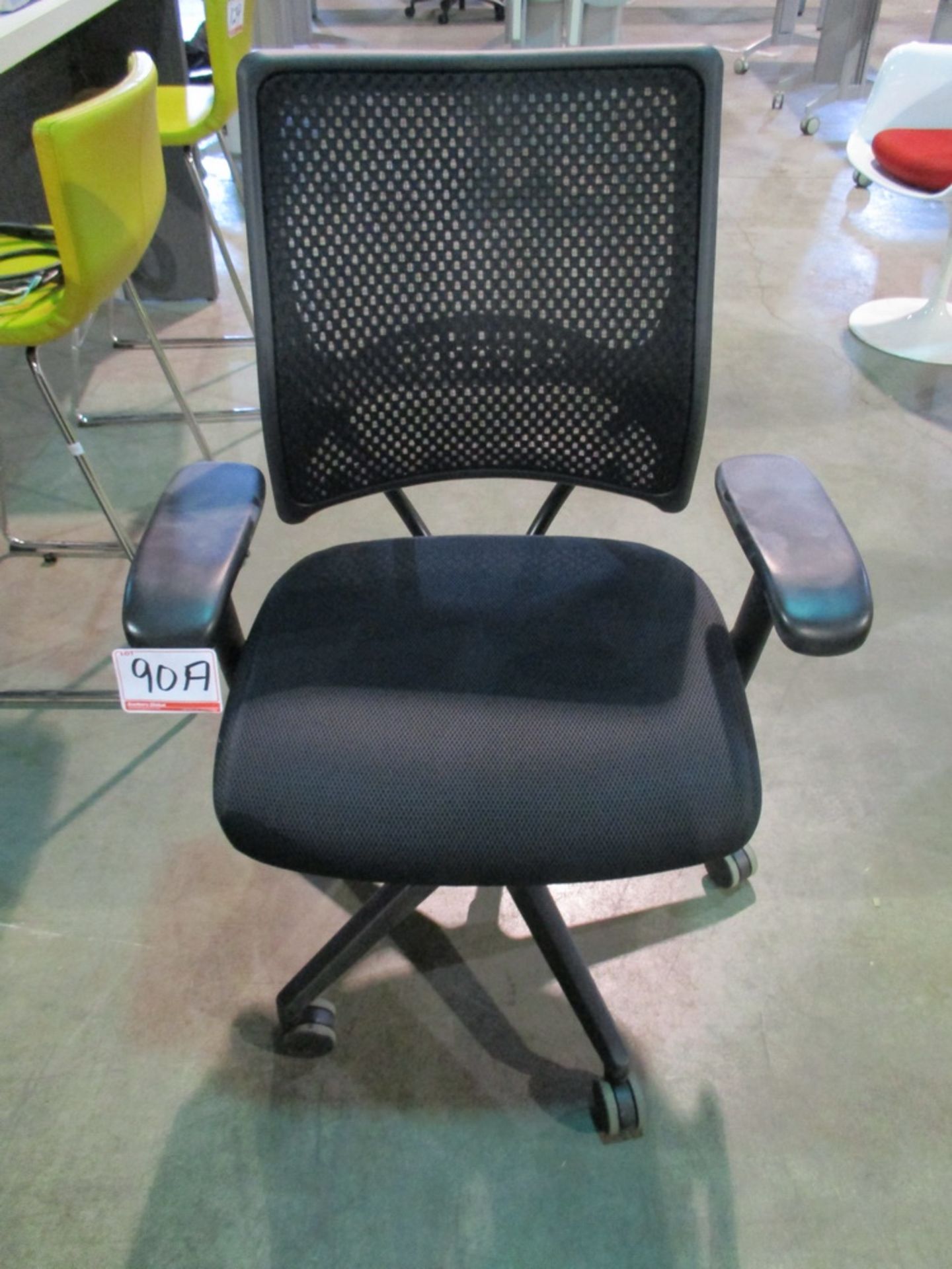 BLACK MESH BACK PNEUMATIC ADJUSTABLE ARM CHAIR