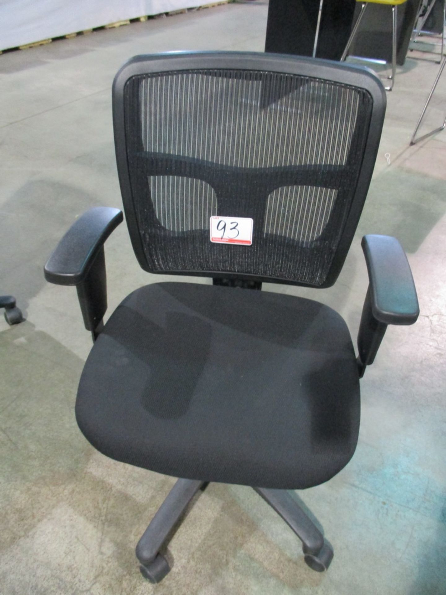 RICHARDS BLACK MESH BACK PNEUMATIC ADJUSTABLE ARM CHAIR