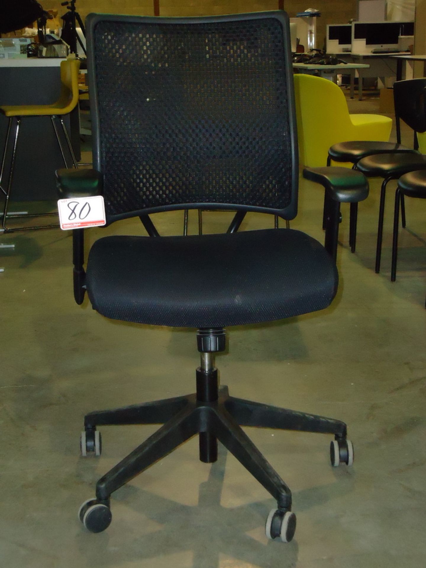 BLACK MESH BACK PNEUMATIC ADJUSTABLE ARM CHAIR