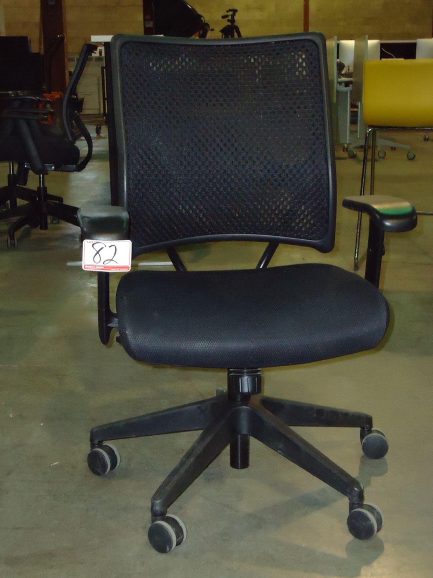 BLACK MESH BACK PNEUMATIC ADJUSTABLE ARM CHAIR