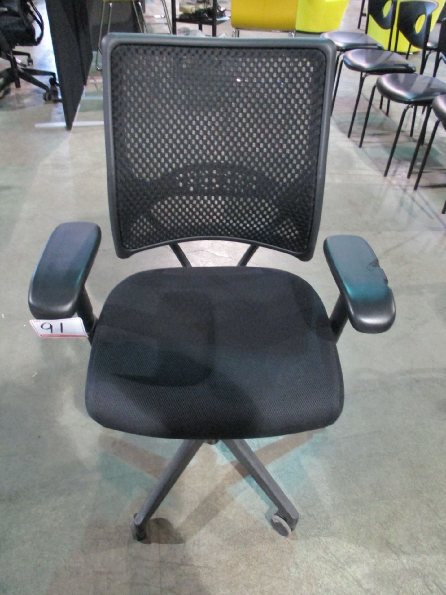 BLACK MESH BACK PNEUMATIC ADJUSTABLE ARM CHAIR (DAMAGED ARM)