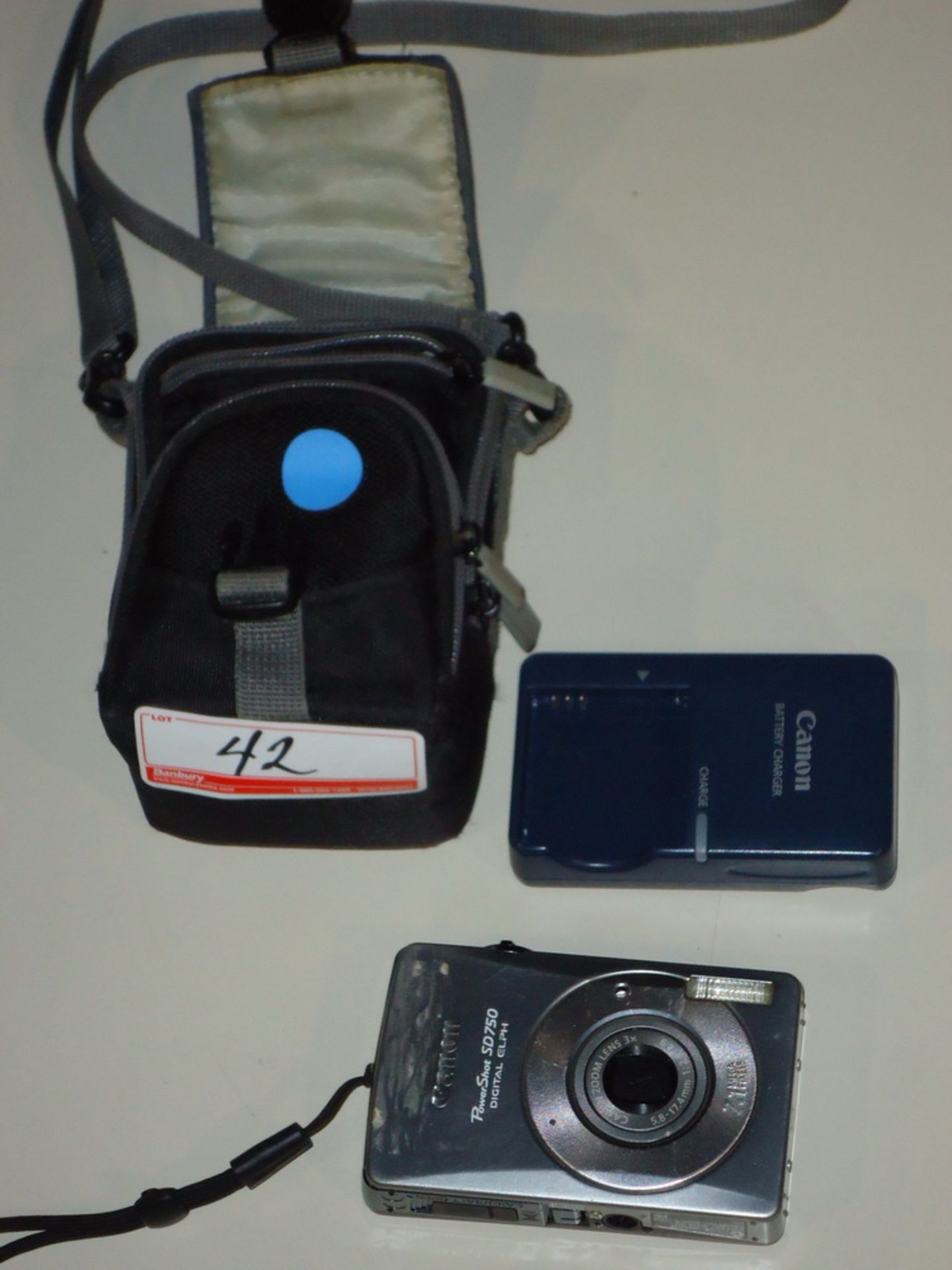 CANON POWERSHOT SD750 7.1 MEGAPIXEL DIGITAL CAMERA W/ BATTERY, CHARGER, & CASE