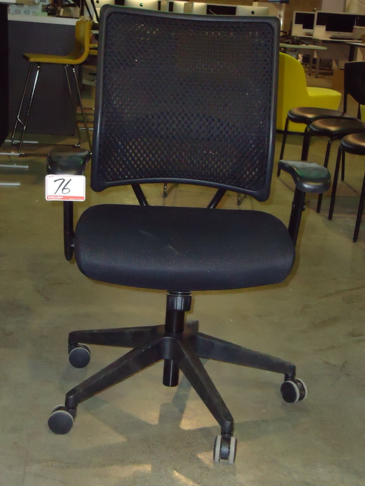 BLACK MESH BACK PNEUMATIC ADJUSTABLE ARM CHAIR