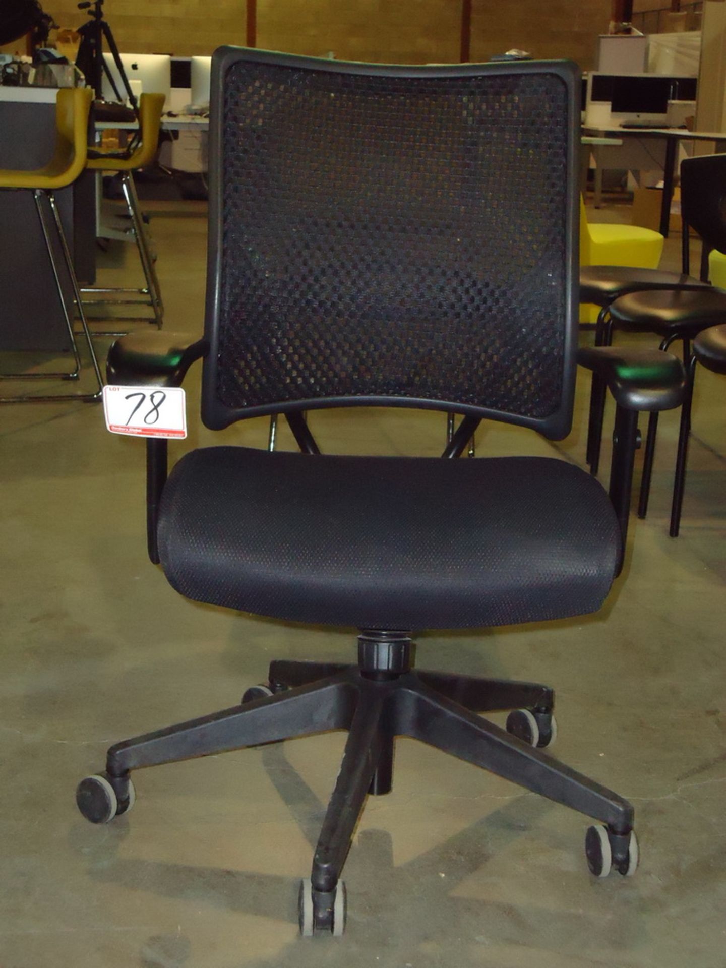 BLACK MESH BACK PNEUMATIC ADJUSTABLE ARM CHAIR