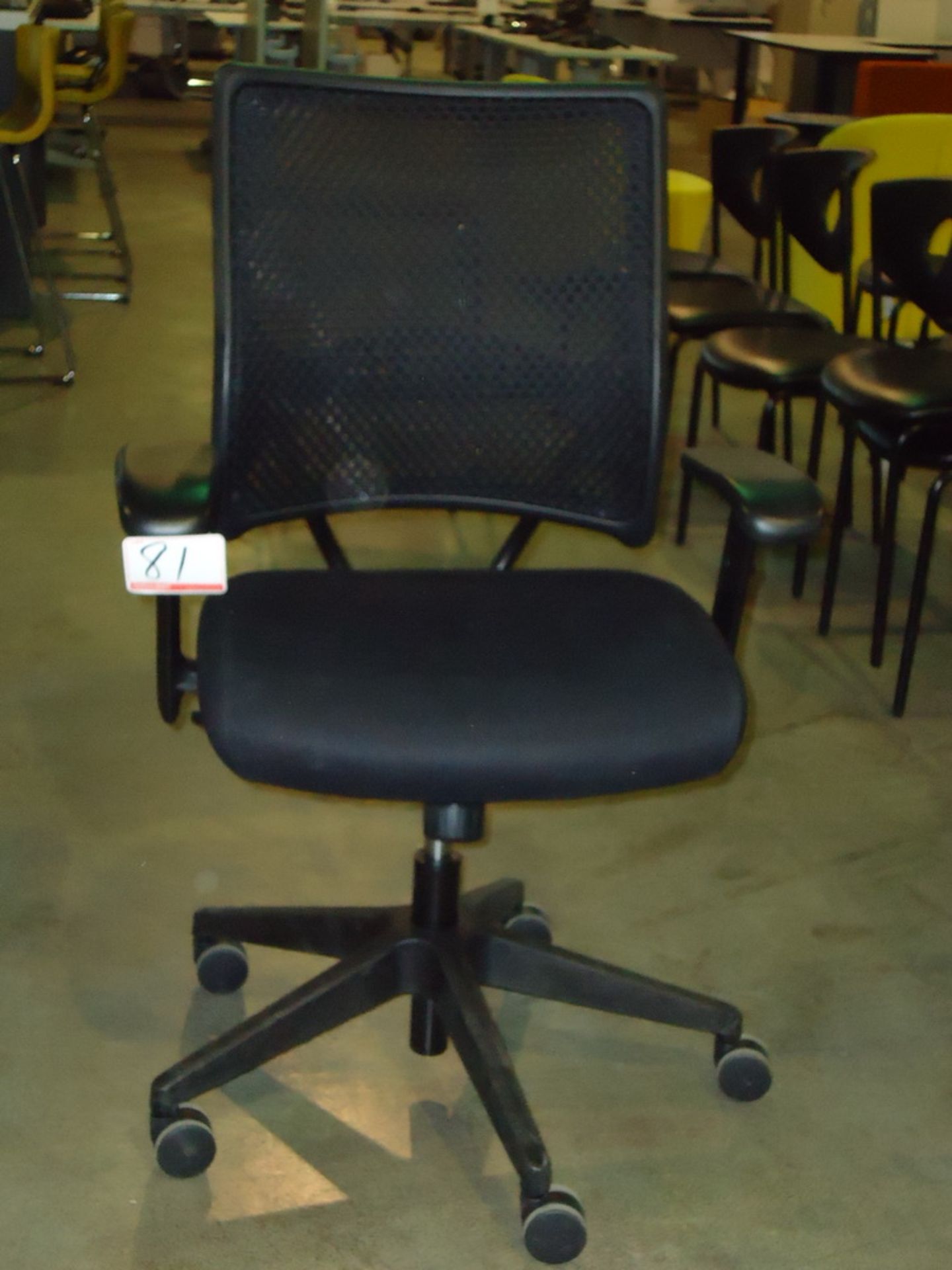 BLACK MESH BACK PNEUMATIC ADJUSTABLE ARM CHAIR