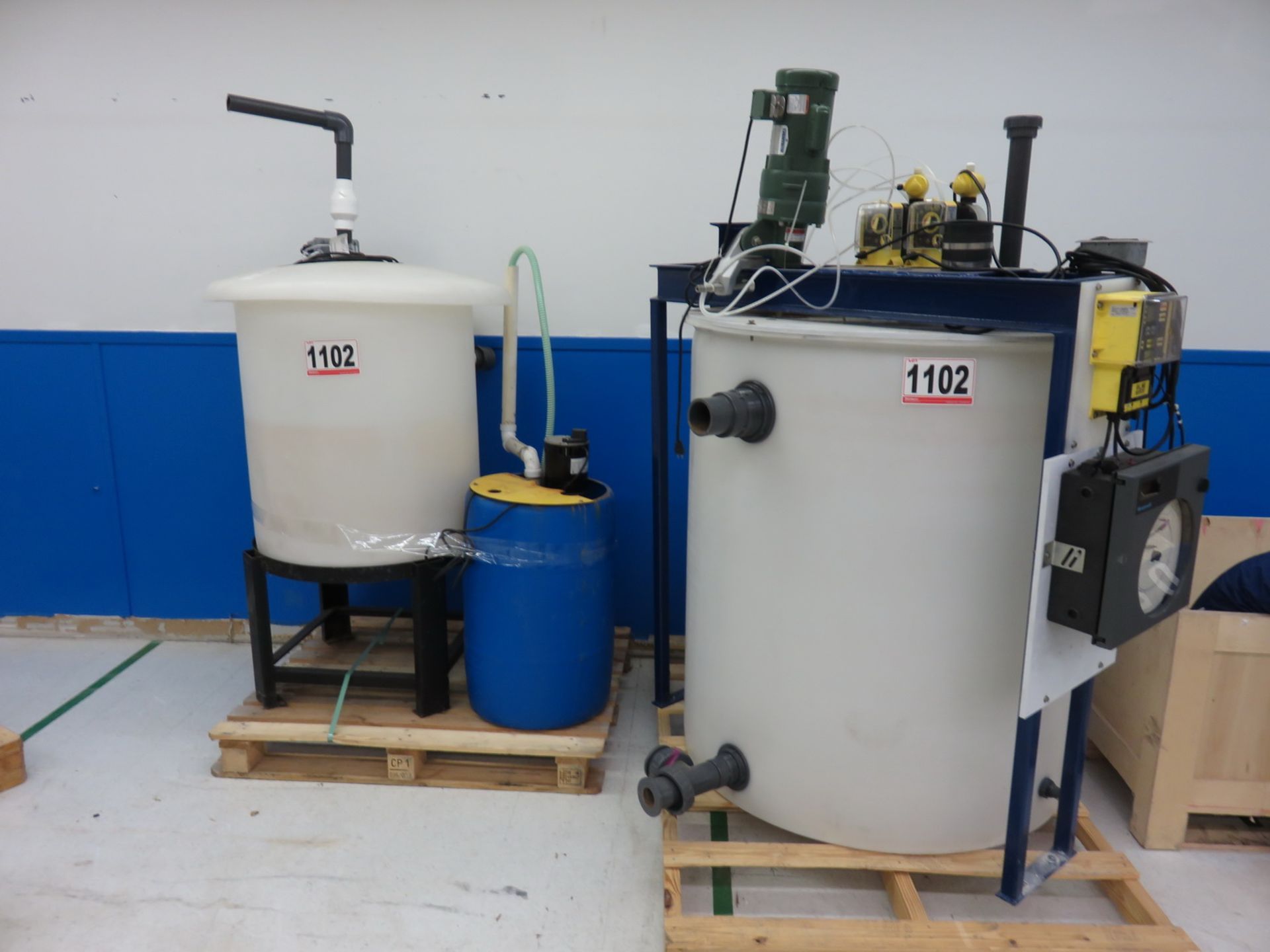 LOT - THERMAL PLASTIC TANK W/ HEATER + AGITATOR W/ 85 GAL PE TANK