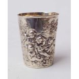 Becher mit Puttendekor im Stil des 18.Jhd. , 800er Silber leicht konischer Becher mit reliefierter