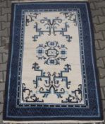 Peking Teppich Manchester Wolle auf Wolle, heller Fond mit blauer Bordüre, älter, 185x126cm