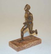 In das Ziel einlaufender Läufer Bronze mit grau-gelblicher Patina, auf flachem Steinsockel montiert,