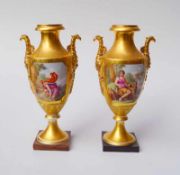 Pärchen Vasen mit Diana und Narziss, Paris um 1810 Nast Paris oder Darte Freres Trompetenfuss auf