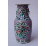 Große Vase, Famille Rose, China, 19. Jh. grau-grünlicher Scherben, polychrome Malerei aufglasur,