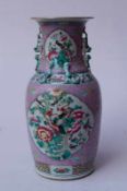 Große Vase, Famille Rose, China, 19. Jh. grau-grünlicher Scherben, polychrome Malerei aufglasur,