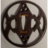 Tsuba, Eisen, Japan Rund, in durchbrochenem geometrischem Muster, Kupfereinlagen, 7,8cm