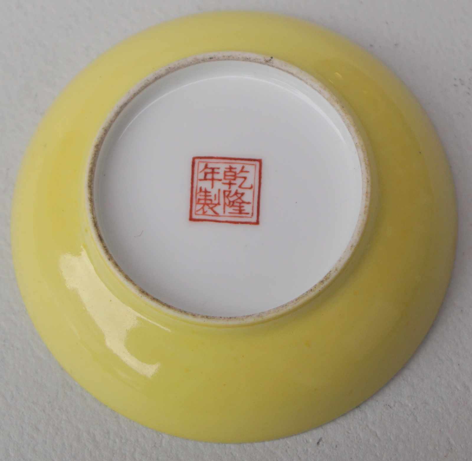 Kleiner Teller mit idealer Stadtansicht Polychrome aufgalsurmalerei, gelber Fond, guter Zustand, - Image 2 of 2