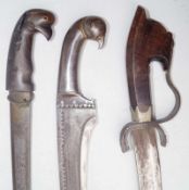 Sammlung von antiken 3 Säbeln Stahl mit Handhabe in Vogelkopfform und geschmiedeten