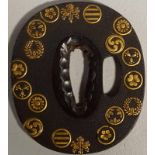 Tsuba, Eisen 19. JH Oval mit div. Familiensymbolen in Flachrelief mit Goldhöhung. Beidseitig