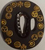 Tsuba, Eisen 19. JH Oval mit div. Familiensymbolen in Flachrelief mit Goldhöhung. Beidseitig