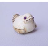 Netsuke Japanischer Glücksspatz, sign. Elfenbein geschnitzt, graviert, mit Augen aus eingelegtem