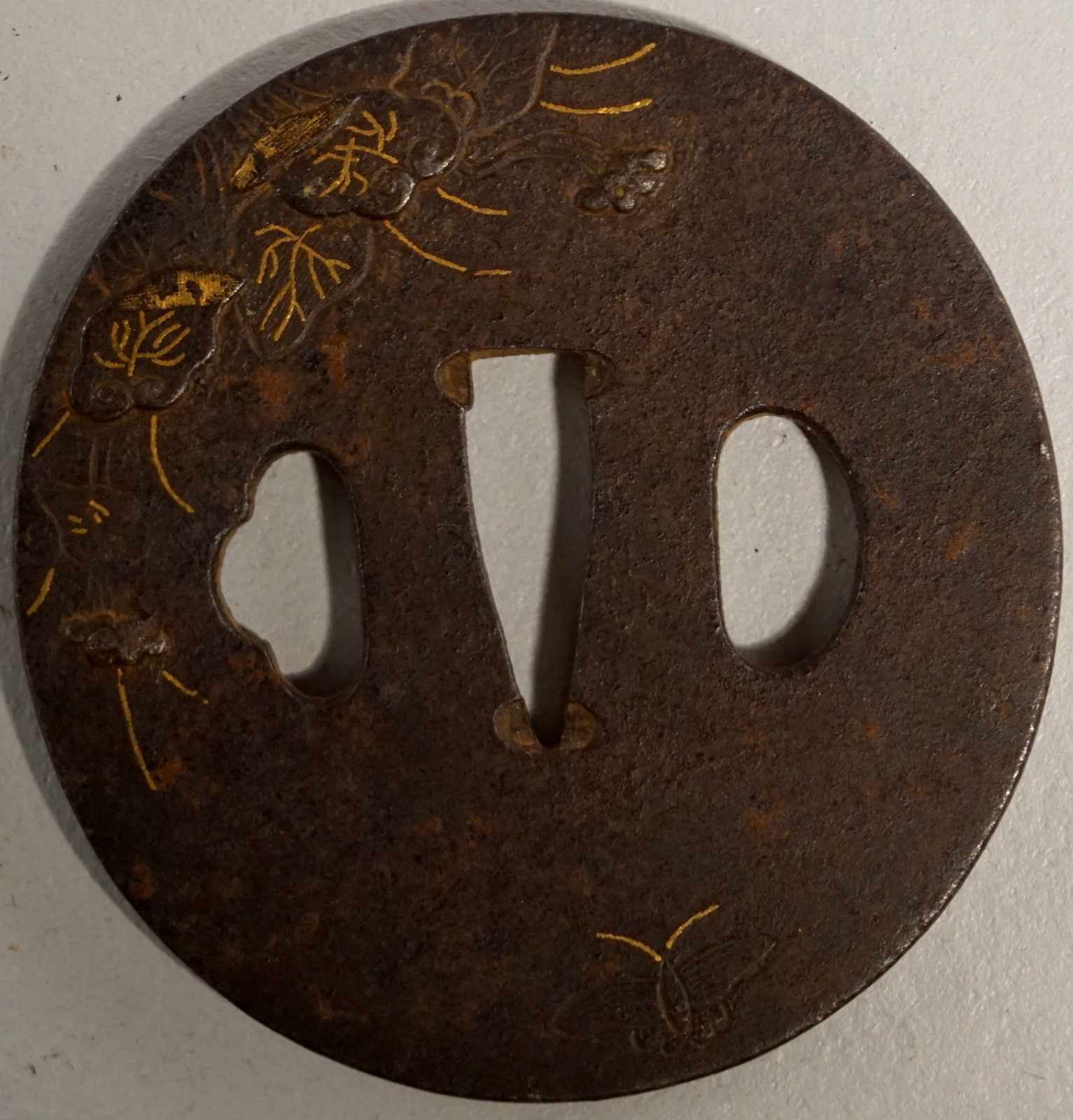 Tsuba, Eisen, Japan Edo 18. Jh. Rund, , Drachenfratze und wolkenband mit Silber und Goldeinlagen 6,