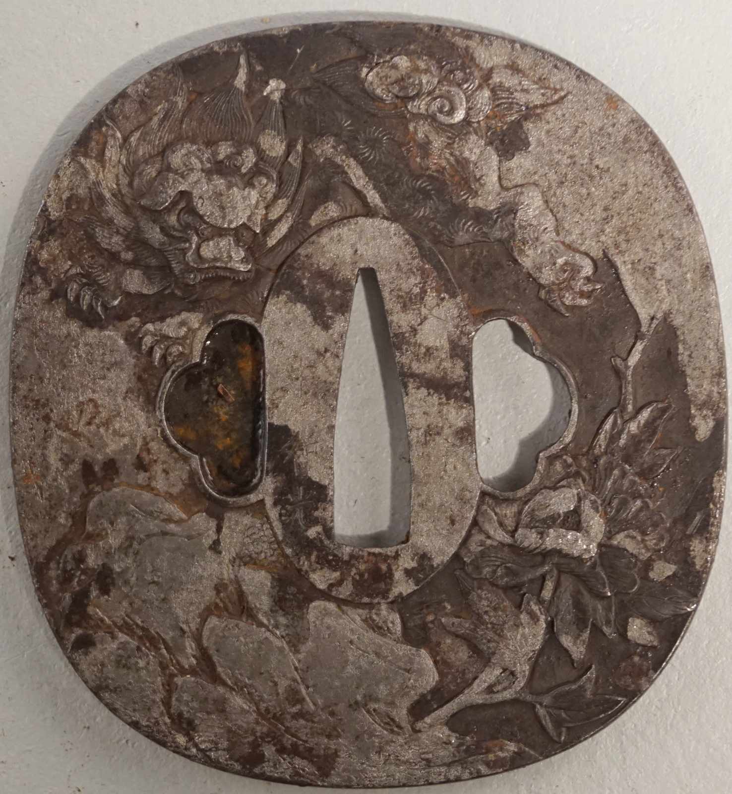 Tsuba Rund, mit Fo Hund und Chrysanthemenblüte-signiert, Oberfläche besch. berieben, signiert, - - Image 2 of 2