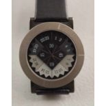 Lichtuhr: Armbanduhr von Charlotte Ehinger-Schwarz Aussergewähnliches Uhrendesign aus Ulm. 11 1/2