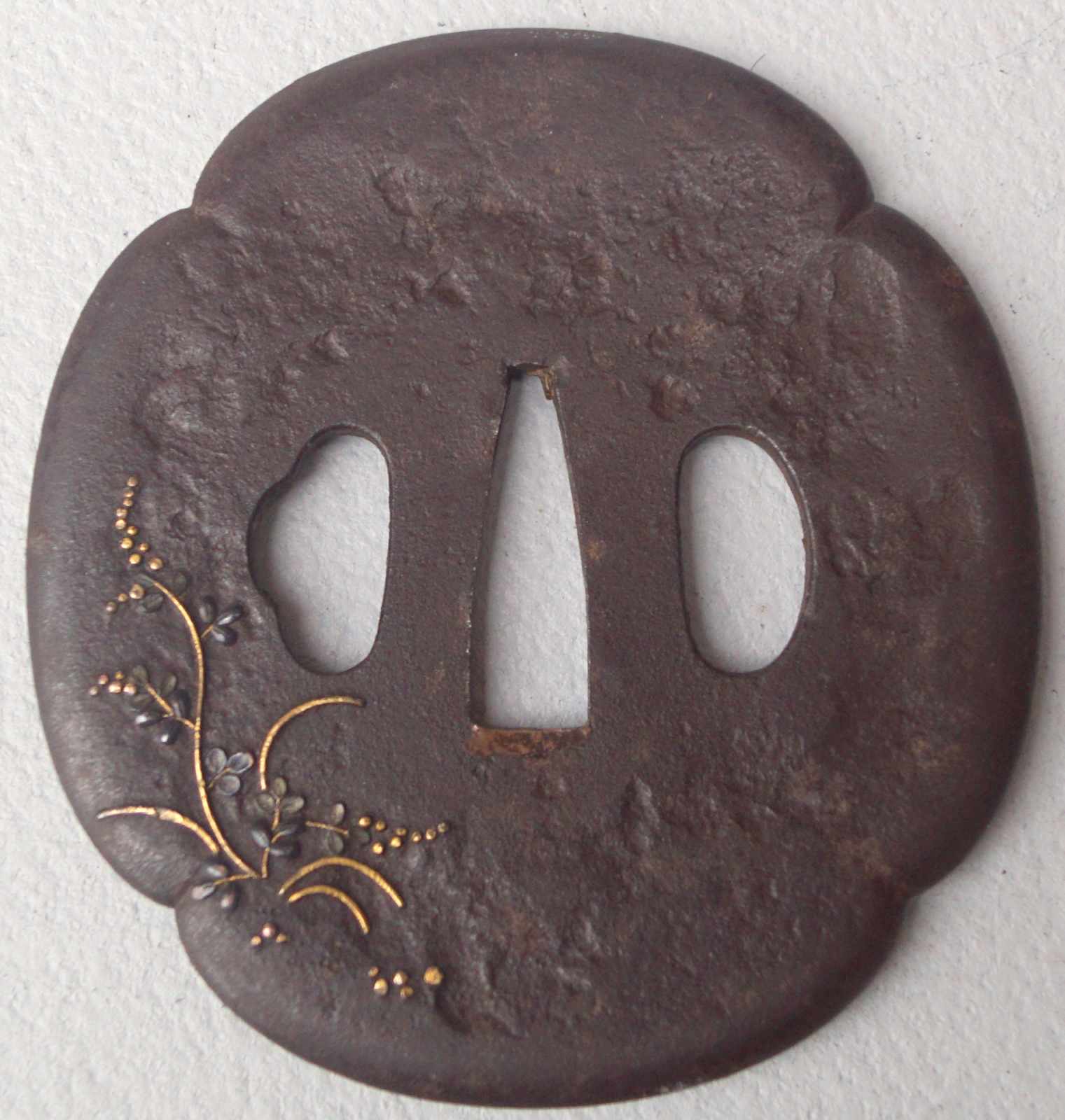 Tsuba, Eisen 18/19 Jh. Mokko -Form -vierpassiges Oval, beidseitg mit der Darstellung von - Image 2 of 2