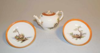 Königl. Meissen (Unterglasurblaue Marke 1774 - 1817): Teekanne mit 2 Tassen, Landschaftsdekor,