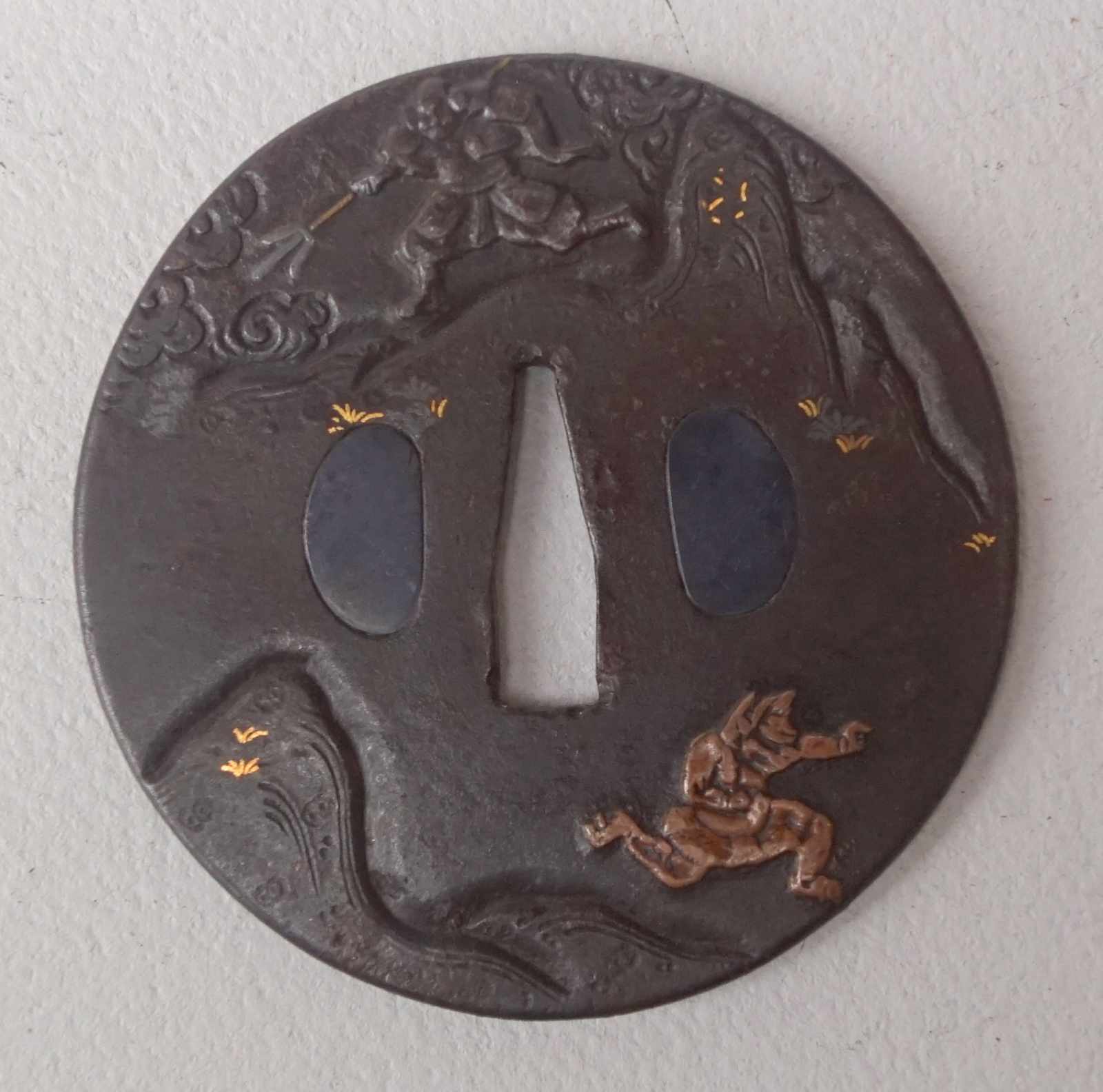 Tsuba, Eisen 18/19 Jh. Rund, mit Samurai auf der Jagd nach einem Naturwesen - Tauschierungen in Gold - Image 2 of 2