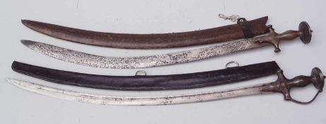 2 Säbel, «Kilidj», «Pala» osmanisch/indisch . Mit Eisengefäß Länge jeweils 92 cm - Klingen mit arab.