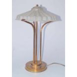 Art Deco Tischlampe, Frankreich 1. Drittel 20. JH Getreppter Messingfuss und Messinghalterung, orig.