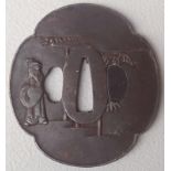 Tsuba, Eisen 18/19. JH. Mokko -Form -vierpassiges Oval, beidseitg mit der Darstellung von