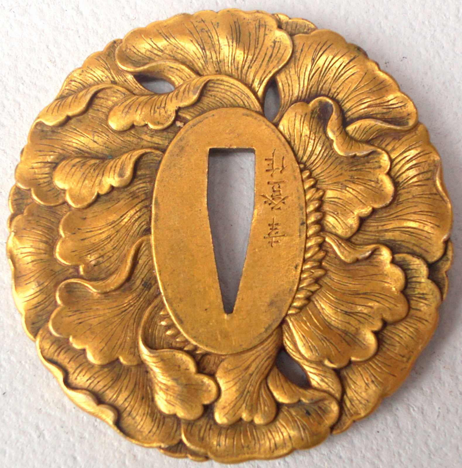 Tsuba Bronze vergoldet, signiert, 19. Jh. Rund mit beidseitigem Flachrelief einer geöffneten - Image 2 of 2