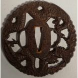 Tsuba, Eisen, Japan Rund, in durchbrochenem Relief beidseitig Luftdrache mit Wolkenband, gravierte