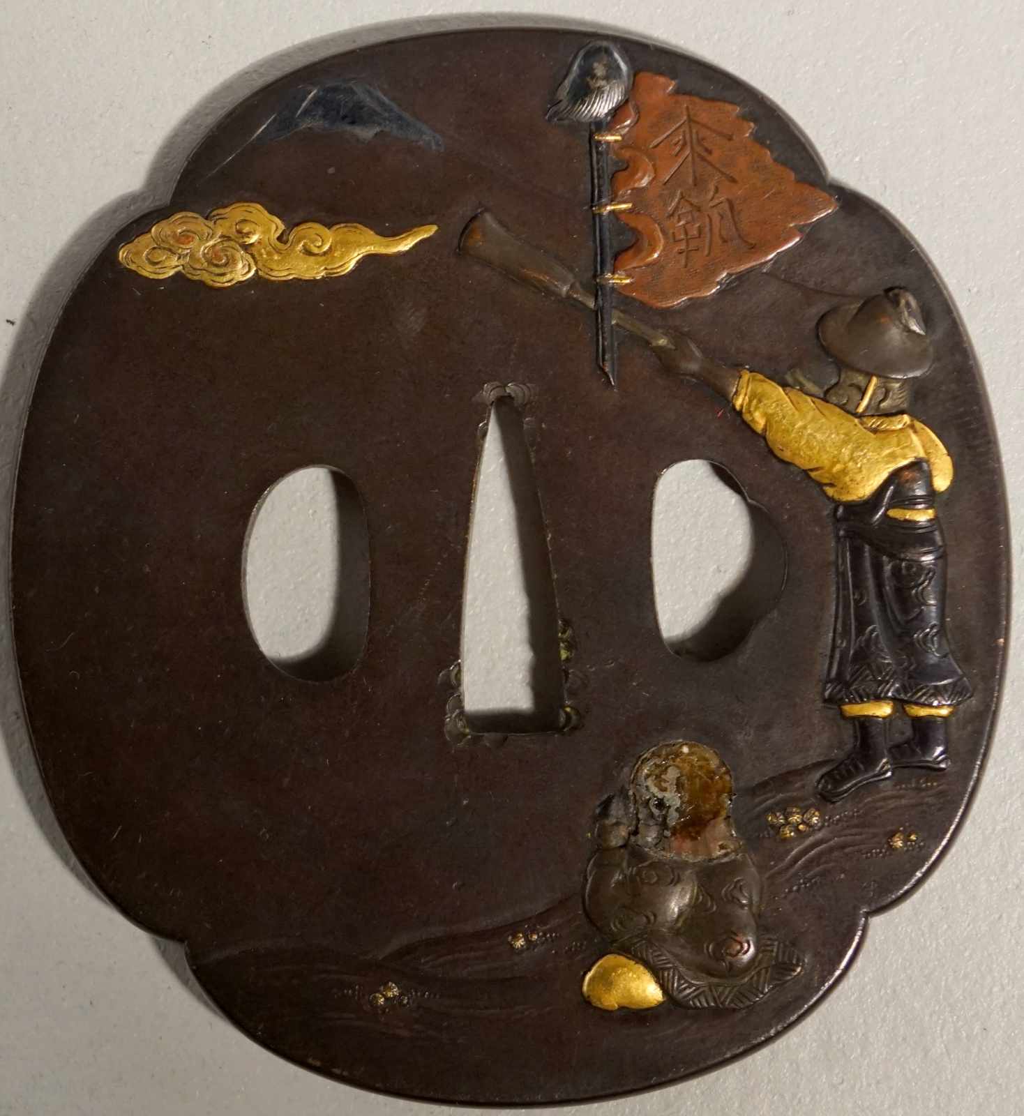 Tsuba, Eisen, Japan 19. JH. Mokko -Form -vierpassiges Oval, beidseitg mit der Darstellung von