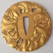 Tsuba Bronze vergoldet, signiert, 19. Jh. Rund mit beidseitigem Flachrelief einer geöffneten