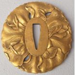 Tsuba Bronze vergoldet, signiert, 19. Jh. Rund mit beidseitigem Flachrelief einer geöffneten