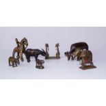 Sammlung von 8 indische antike Kleinbronzen Bronze mit dunkelbrauner orig. Patina.