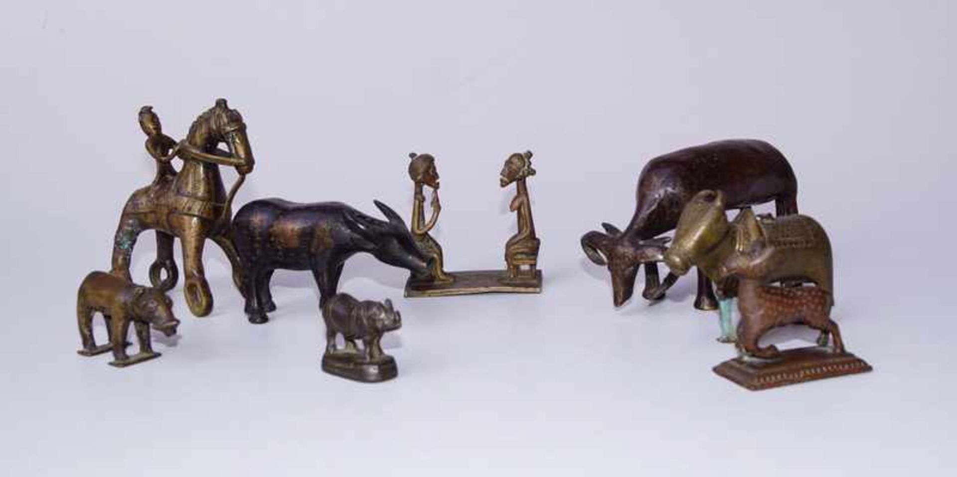 Sammlung von 8 indische antike Kleinbronzen Bronze mit dunkelbrauner orig. Patina.