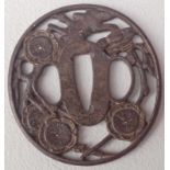 Tsuba, Eisen 18./19. JH. Rund, in durchbrochenem Relief beidseitig Kirschblütenrelief, Goldhöhung