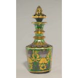 Karaffe des Biedermeier, Böhmen, 19.Jh. Moosgrünes Farbglas mit reliefierter, radierter Goldmalerei,