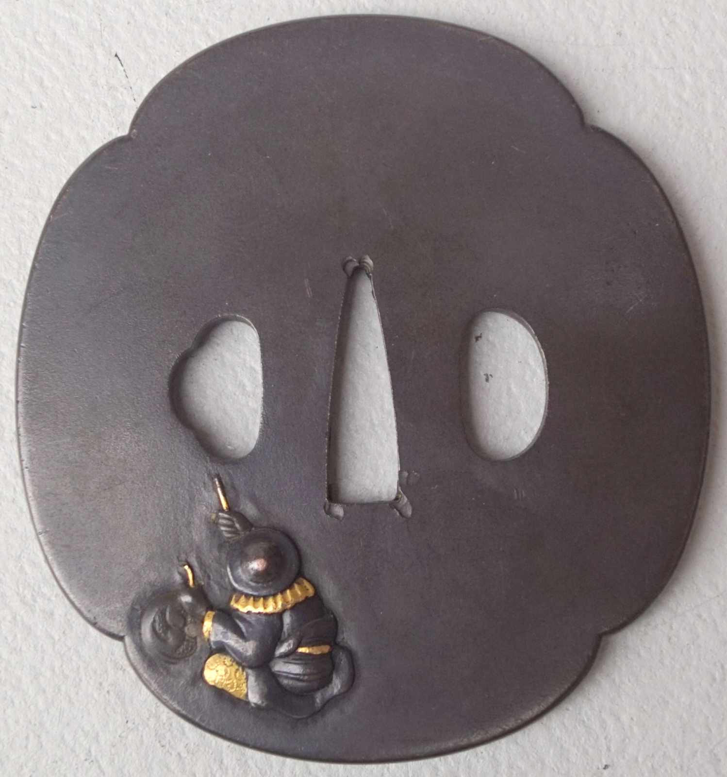 Tsuba, Eisen, Japan 19. JH. Mokko -Form -vierpassiges Oval, beidseitg mit der Darstellung von - Image 2 of 2