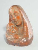 deutscher Bildhauer des 20.Jhd.: Mutter mit Kind, monogrammiert F.V.I.S. dat.1956 ziegelrote Keramik