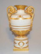 Vase im italienischem Stil in der Art von Capodimonte auf rundem Podestsockel klassizistische Vase