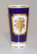 Heinrich, Porzellan, genehmigt v. Höchst: Vase "Mainau" mit Kobalt Weißporzellan mit Goldstaffage,