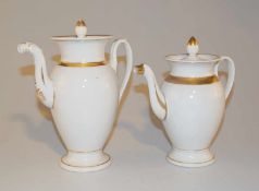 2 Klassizistische Kaffekannen Frankreich um 1810 Weissporzellan mit Goldrand, Ausguss in