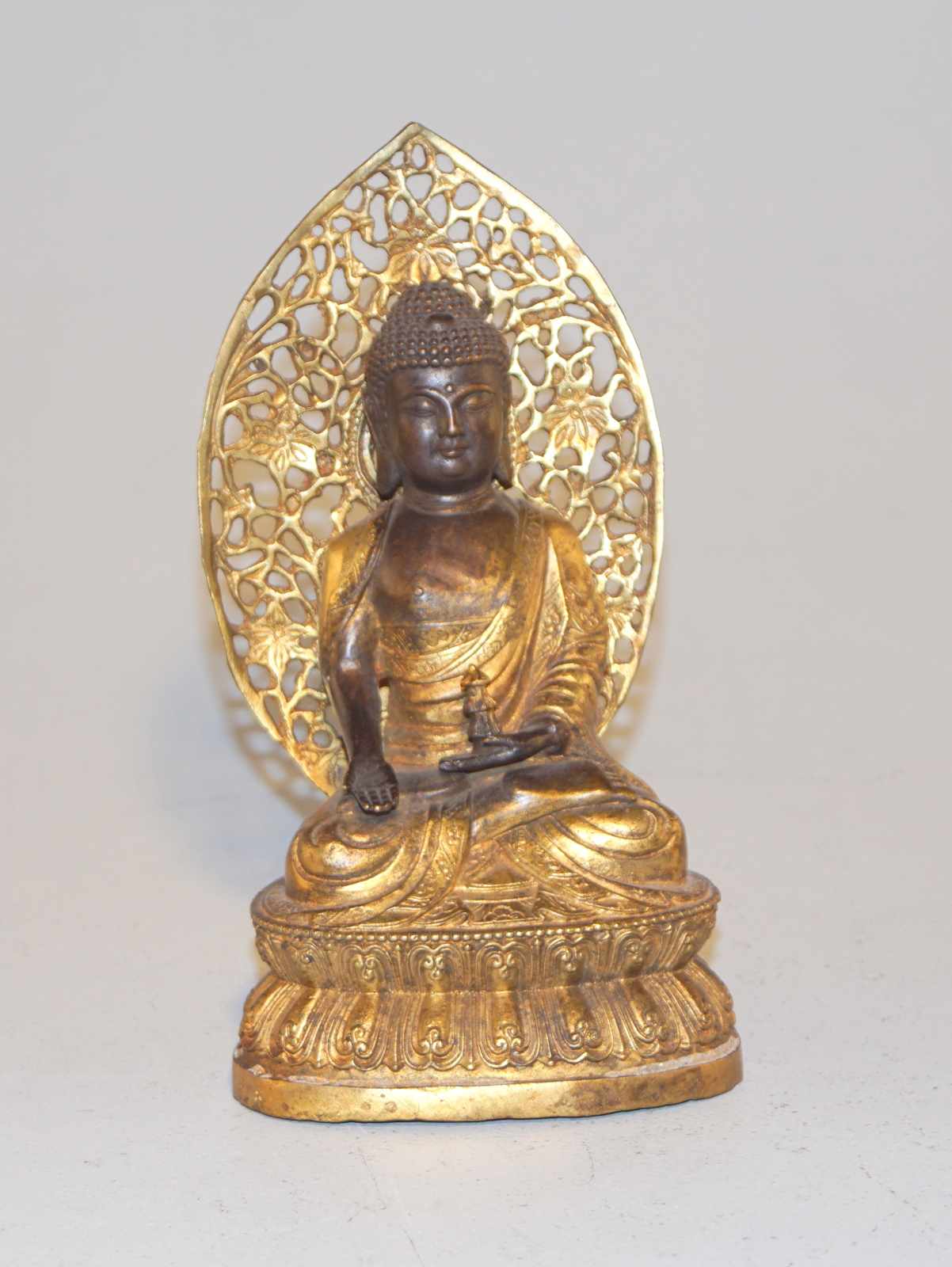 Japanischer Buddha Avalokite?vara Bronze mit Galvanovergoldung, durchbrochen gearbeiteter