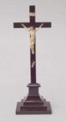 kleines Standkruzifix, deutsch um 1880 ebonisiertes Holz der Korpus aus Bein geschnitzt, Höhe 32cm